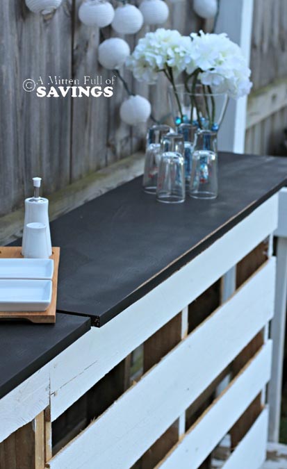 55---A-Mitten-Full-of-Savings---DIY-Patio-Bar-Made-from-Pallets