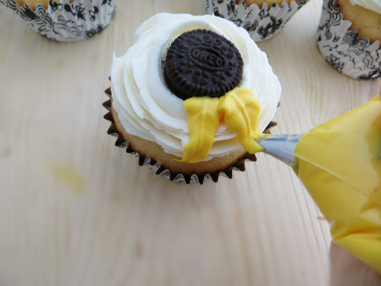 sunflower-cupcakes-design-tip