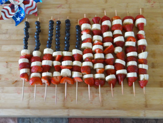finished-flag-fruit-kabobs-top-view-healthy-patriotic-treats