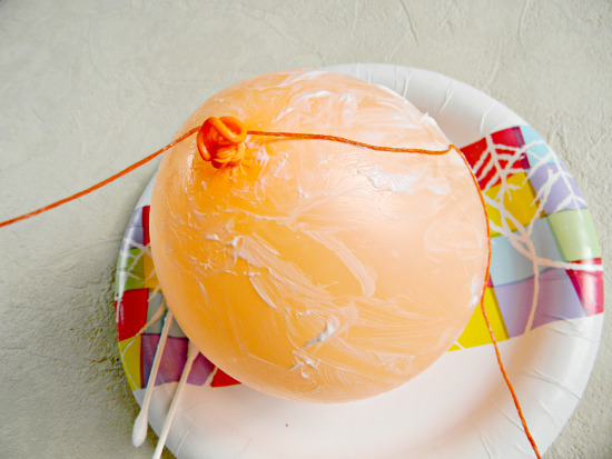 attach-string-end-of-balloon
