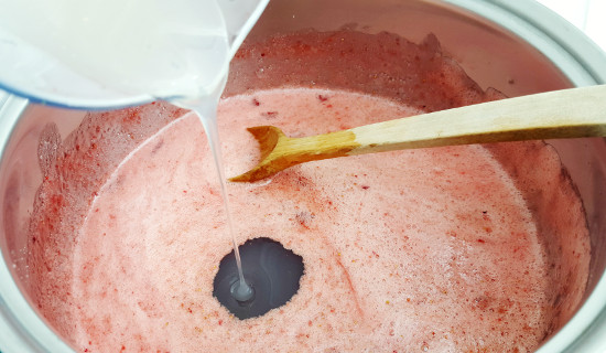 sparkling-berry-jam-recipe-process-pan