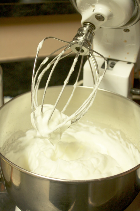 whipping-egg-whites-meringue-cookies
