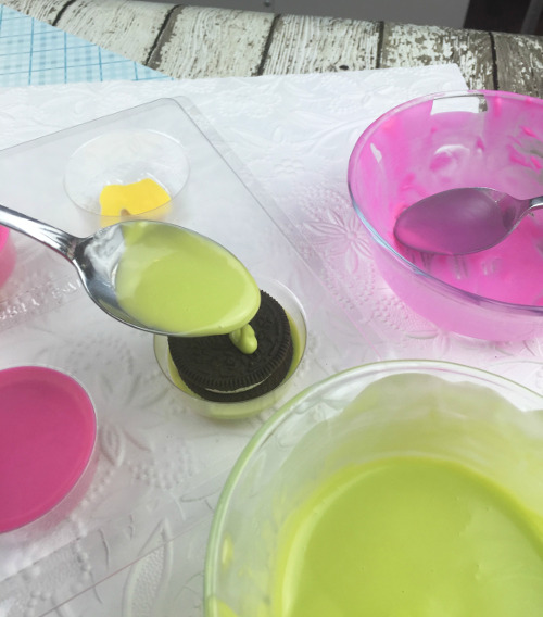 candy-coated-bunny-oreos-process-adding-melted-wilton-candy