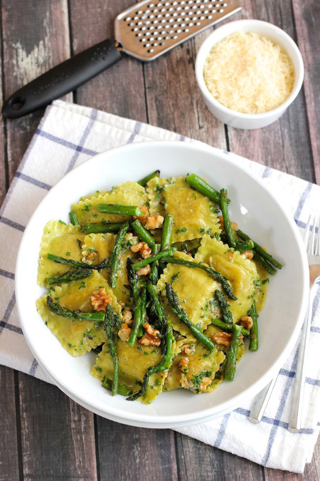 Ravioli-with-sauteed-asparagus-and-walnuts-recipe
