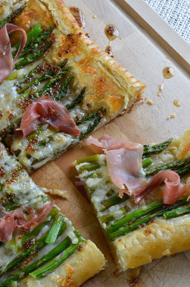 asparaggus-and-prosciutto-puff-pastry