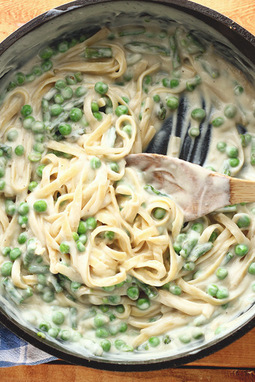 vegan-garlic-alfredo-with-peas-asparagus