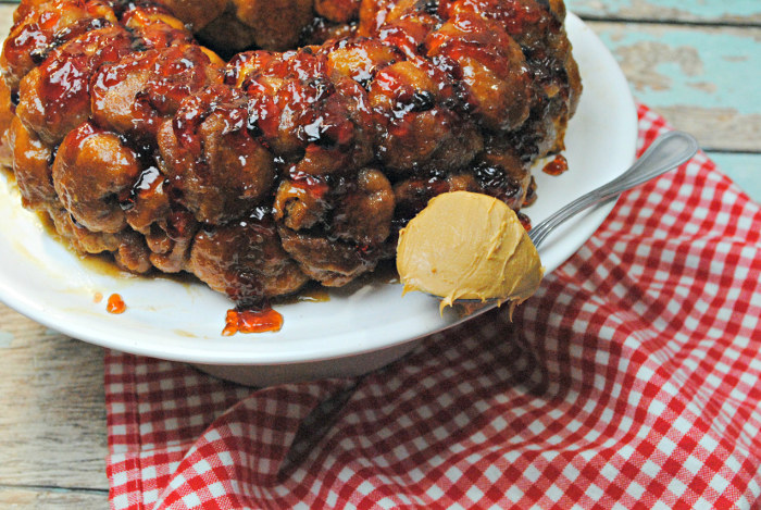 finished-monkey-bread-with-peanut-butter-jelly-recipe-how-to