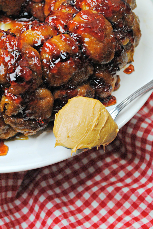 finished-monkey-bread-with-peanut-butter-jelly