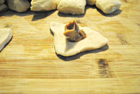 making-peanut-butter-jelly-monkey-bread