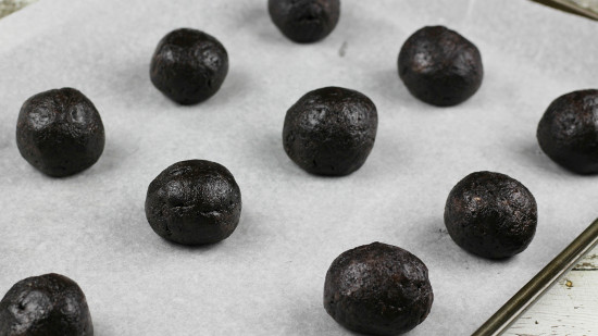 oreo-no-bake-truffles-ready-dipped-white-chocolate-cherry-center
