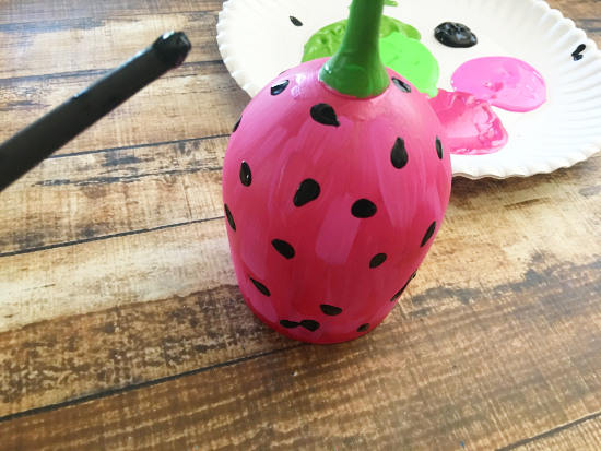 painting-wine-glass-to-look-like-watermelon