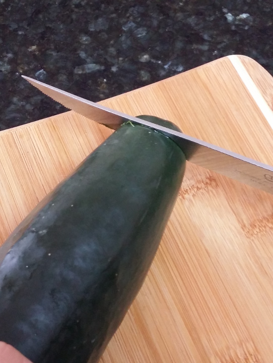 cutting-inch-off-cucumber-end-reduce-bitterness