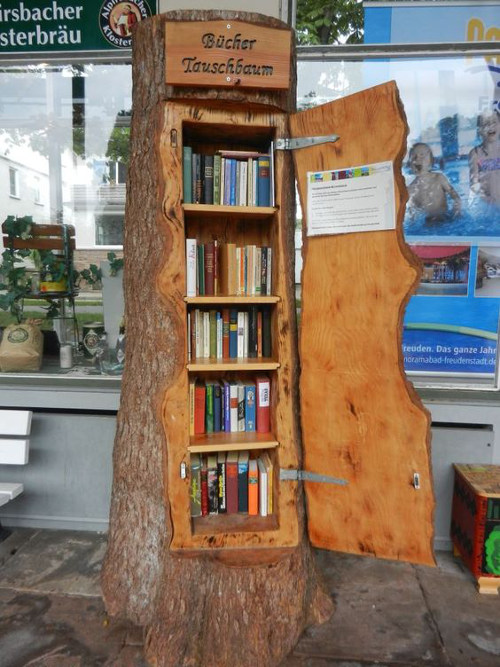 tree-stump-bookshelf-diy-idea