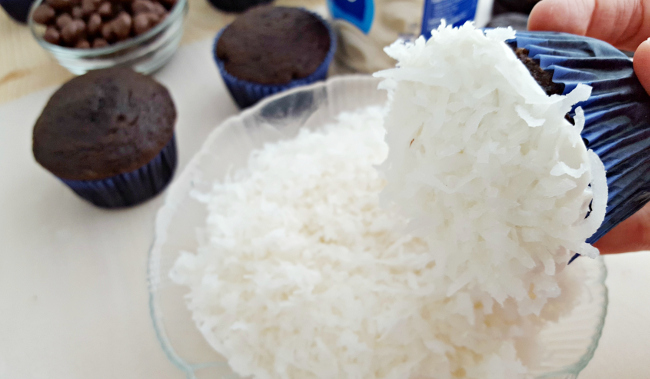 polar-bear-paw-cupcakes-recipes-directions-coconut-step