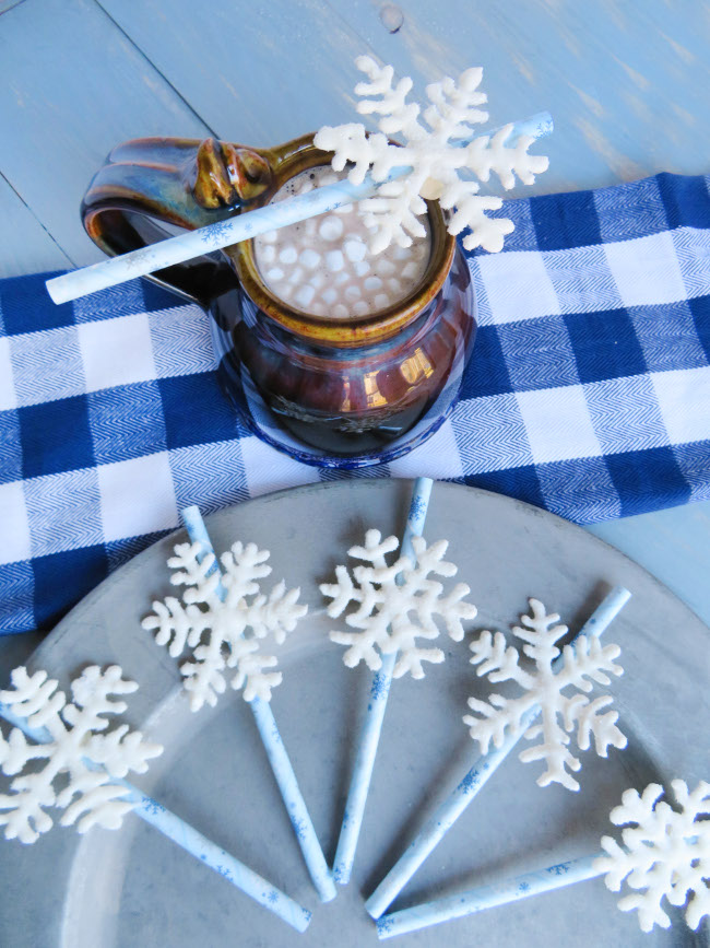 finished-hot-cocoa-white-chocolate-snowflake-straw-stirrers-with-cocoa