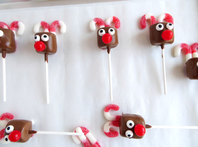 finished-pops-setting-rudolph-red-nosed-reindeer-chocolate-marshmallow-pops