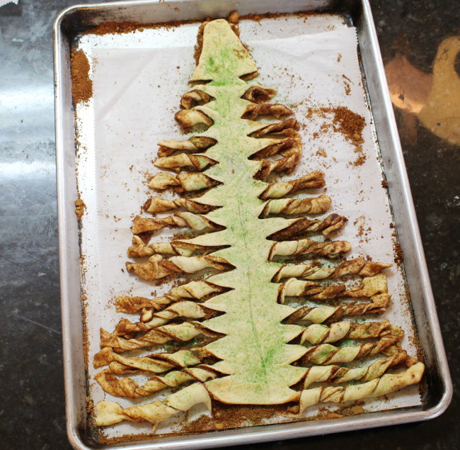 green-sugar-cinnamon-roll-christmas-tree