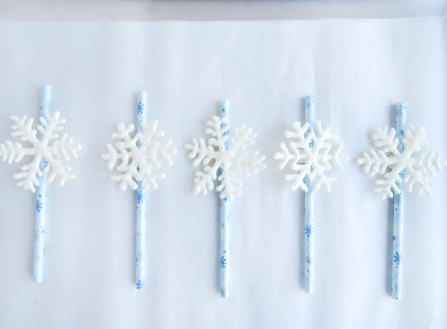 how-to-make-white-chocolate-snowflake-design-stirrers