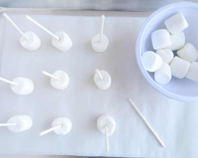 marshmallows-ready-for-rudolph-red-nosed-reindeer-chocolate-marshmallow-pops
